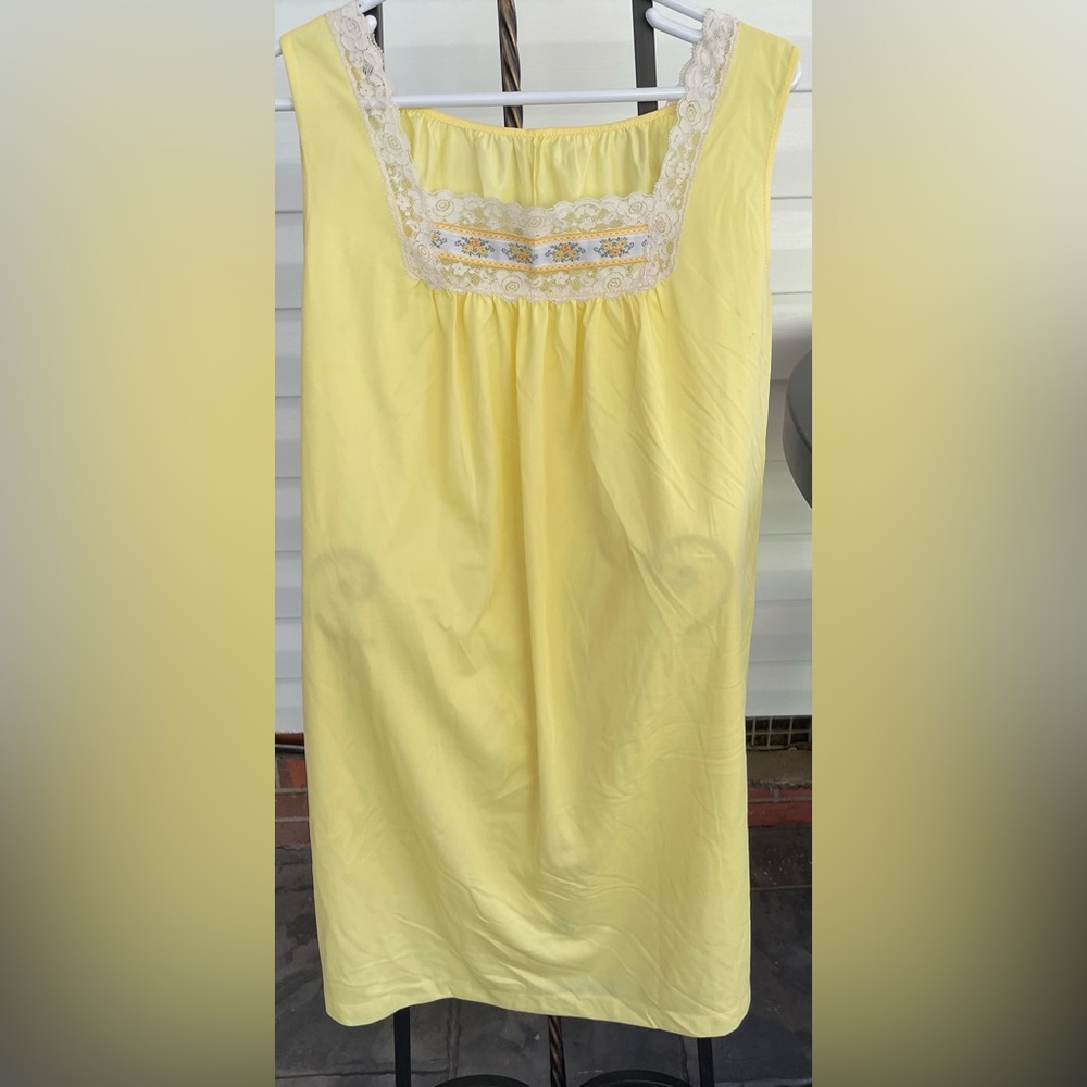 Vintage Pinehurst Lingerie Yellow Gown W/Lace Size Medium